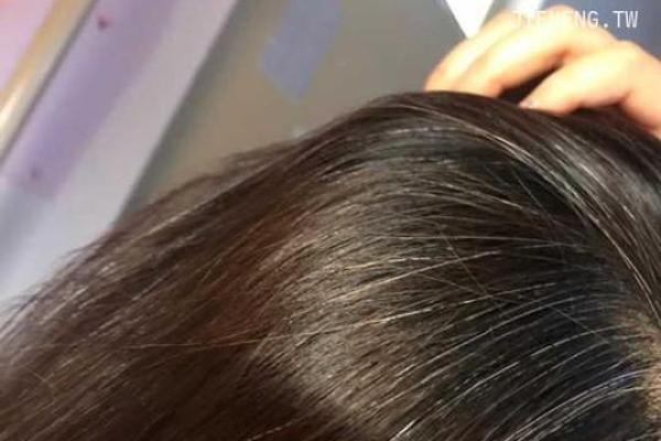 45岁女人梦见自己头发全白